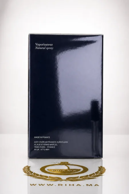 Flacon de parfum oud silk mood maison francis kurkdjian sur fond élégant — vue 2