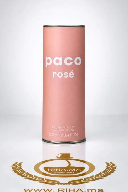 Flacon de paco rosé eau de toilette sur fond bleu clair