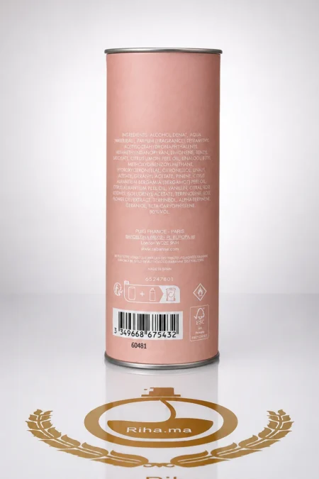 Flacon de parfum paco rosé pour femme sur fond rose élégant — vue 2